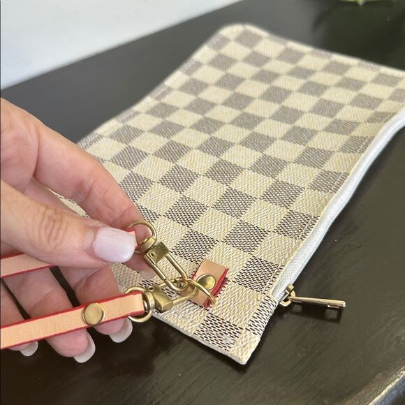 Brand new wristlet clutch neutral checker board designer pattern - Picture 3 of 5